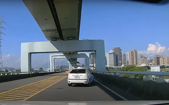 有駕駛車輛在高架橋上，因壓過伸縮縫竟導致引擎蓋突掀開，該駕駛些微左右偏移後，在護欄旁將車停住，所幸未釀成車禍。（翻攝自YouTube頻道「WoWtchout - 地圖型行車影像分享平台」）