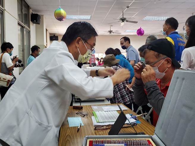 社团法人银光未来创新协会引介无名氏捐赠免费爱老眼镜，云林县已1.8万长者配戴，今年在在土库镇、褒忠乡、元长乡、大埤乡、古坑乡、林内乡举办下乡巡迴配镜服务。（周丽兰摄）