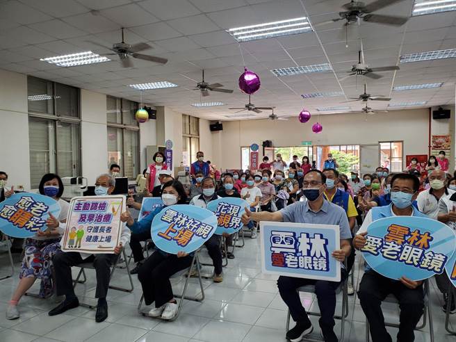 云林县长张丽善、社团法人银光未来创新协会创办人朱立伦、理事长许育寧、大埤乡长林森宝、云林县卫生局长曾春美今（22日）到大埤乡酸菜文化馆关心长辈配镜情形。（周丽兰摄）