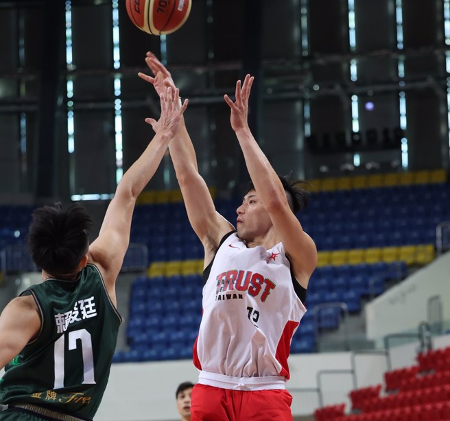 台银张家禾(右)今天攻下全队最高17分。(中华篮协提供)
