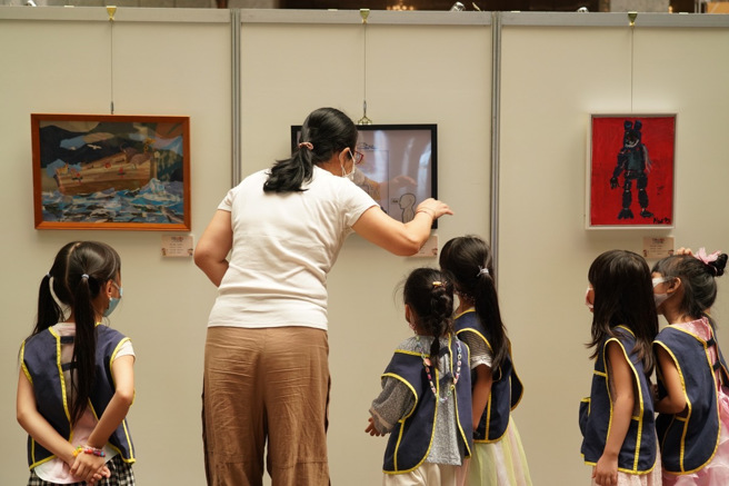 老师正向学生介绍本次得奖作品。(照片/臺北市教育局提供)