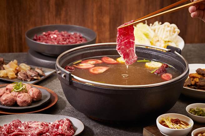 宣牛主打火锅汤头以大量牛骨及蔬果熬煮，鲜甜温润。（宣牛提供）