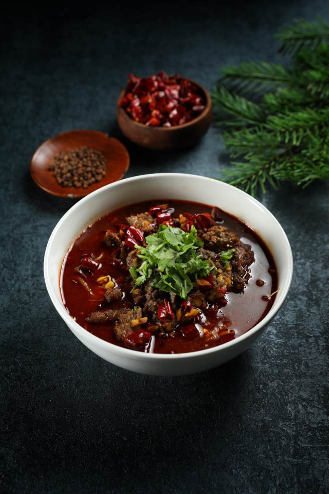 宣牛「川味水煮牛」香麻辣相当开胃。（宣牛提供）