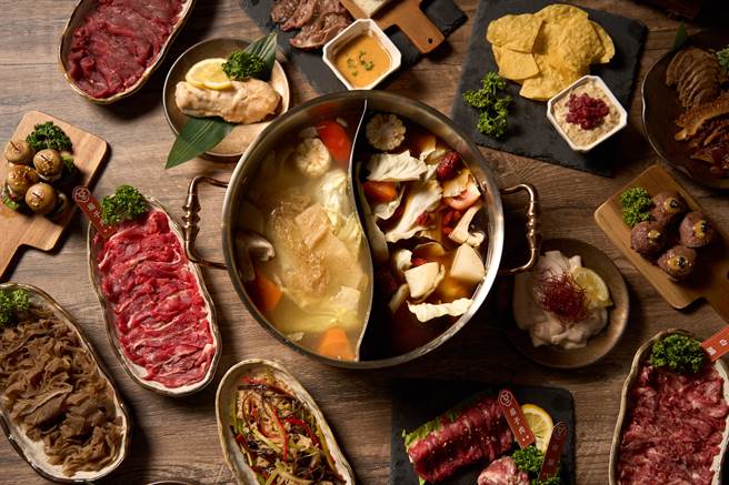 牛本色推三款独创老火汤头，包含药膳锅、竹笙牛骨锅等，药材与牛骨精华全释放于汤中。（牛本色提供）