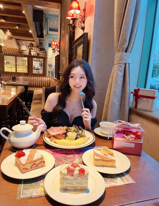 赖芊予喜欢品尝美食。（Up直播提供）