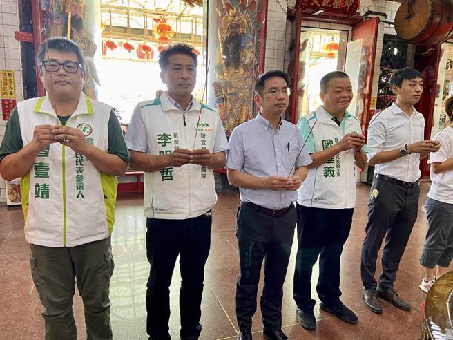 民進黨宜蘭縣長參選人江聰淵（左3）抵達蘇澳鎮時，先與蘇澳鎮長李明哲（左2）、鎮民代表會主席歐進義（右2）等綠營新世代參選人至進安宮參拜祈福。（吳佩蓉攝）