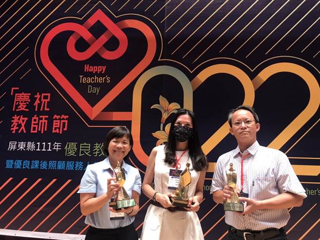 屏东县长兴国小校长陈淑蕙、饷潭国小校长林秀英、林边国小老师曾启瑞（右一）在获得今年师铎奖后，22日获屏东县长潘孟安表扬。（谢佳潾摄）