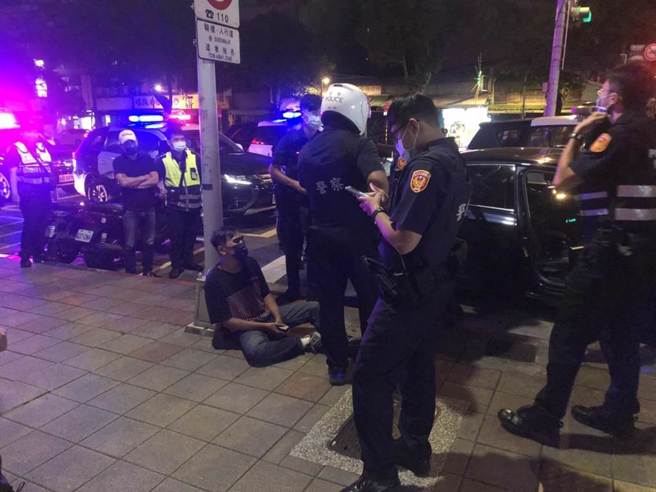 警方在范姓嫌犯车上起出1把镇暴枪。（翻摄画面）
