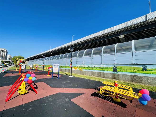 三重區公所將環河南路機捷沿線的狹長綠帶整平活化，增設體健設施，強化遊憩的功能。（三重區公所提供）