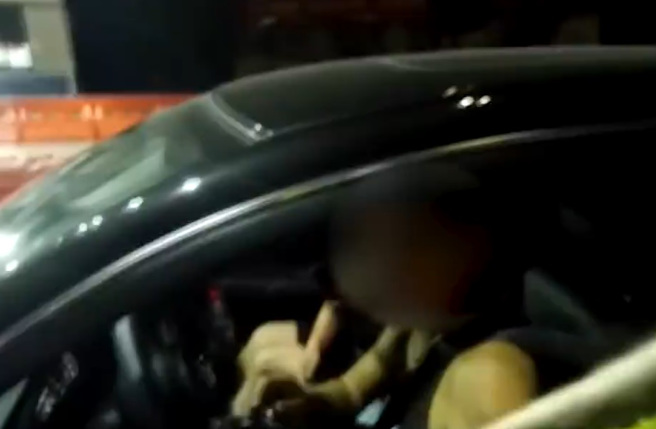 1名大陆男子在高速公路上被交通警察拦下，第一句话惊喊「让我穿个裤子」。（翻摄自微博）