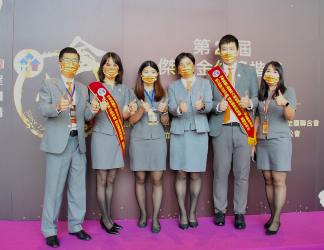 台湾房屋桃园南平直营店赵佩伶(左二)及捷运乐善直营店刘昭佑(右二)获金仲奖表扬。(图／台湾房屋提供)