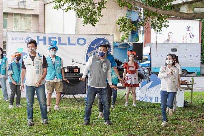 國民黨新竹市東區議員參選人陳清智發揮創意，周末時常在孔廟、公園旁舉辦親子活動，讓一起上台帶動唱，與民眾面對面互動，獲得不少好評。（陳清智提供／王惠慧新竹傳真）