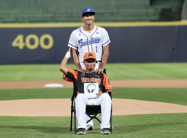 潘武雄引退赛前最后一次造访新庄，富邦悍将送上礼物向他致意。（郑任南摄）