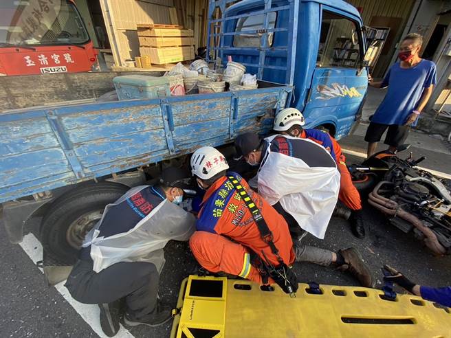 苗栗市為公路22日下午發生貨車與大型重機車車禍，機車騎士一度被卡在貨車底部。（讀者提供／謝明俊苗栗傳真）