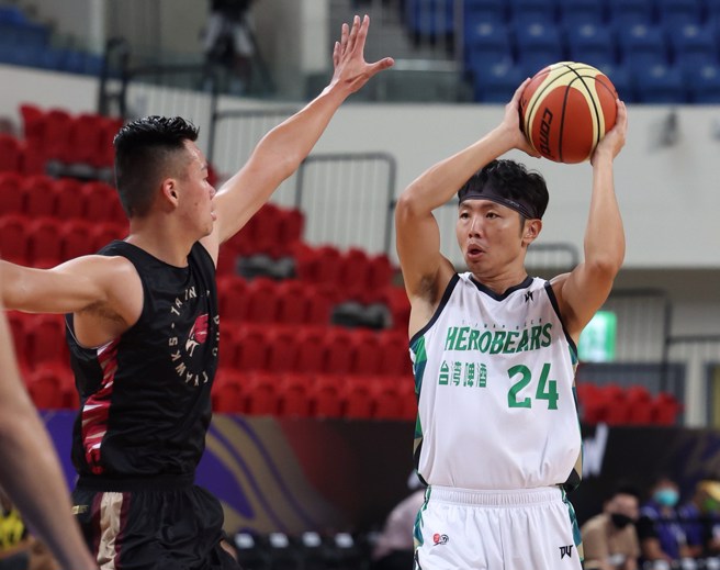 朱億宗(右)今天在第三節包辦11分。(中華籃協提供)