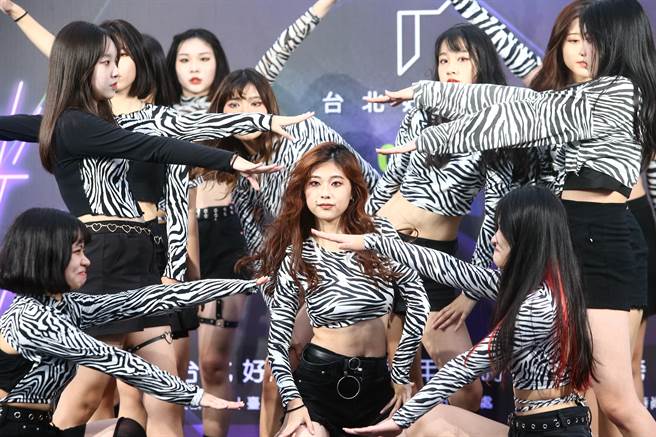 台北好時尚活動，晚於大稻埕碼頭進行，由稻江護家韓舞社開場演出。（鄧博仁攝）