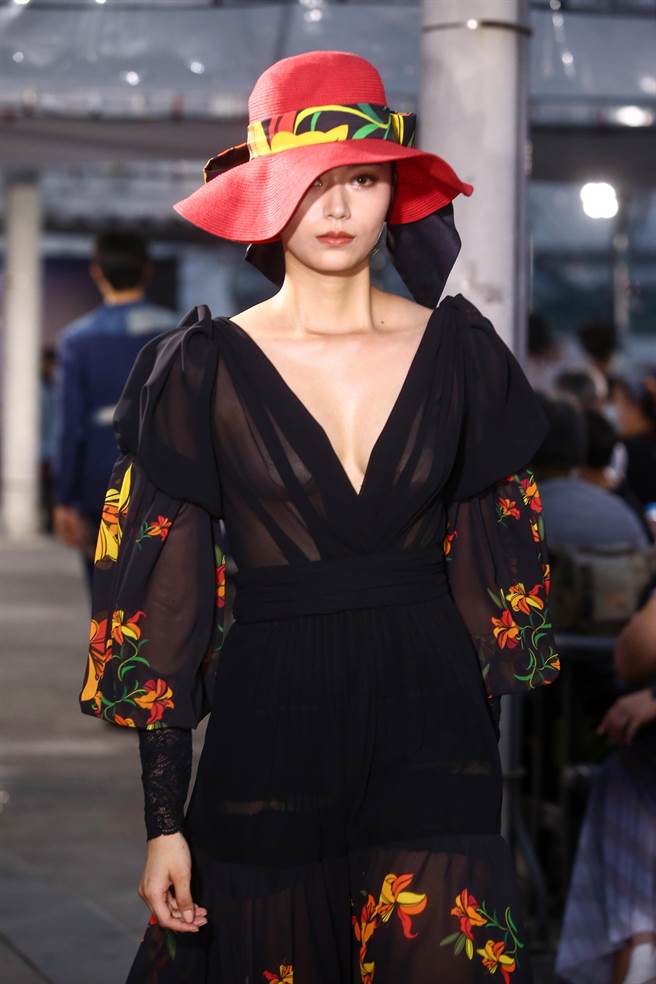 台北好時尚活動，參與的設計師展現最具台灣味的服飾，吸引民眾目光。（鄧博仁攝）