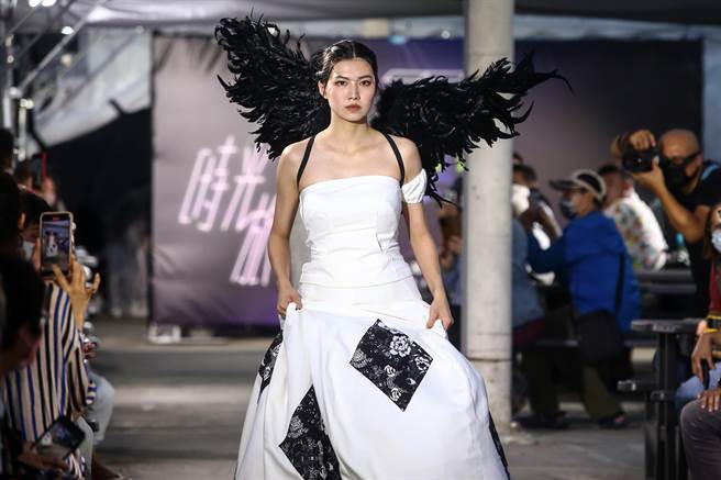 台北好時尚活動，參與的設計師展現最具台灣味的服飾，吸引民眾目光。（鄧博仁攝）