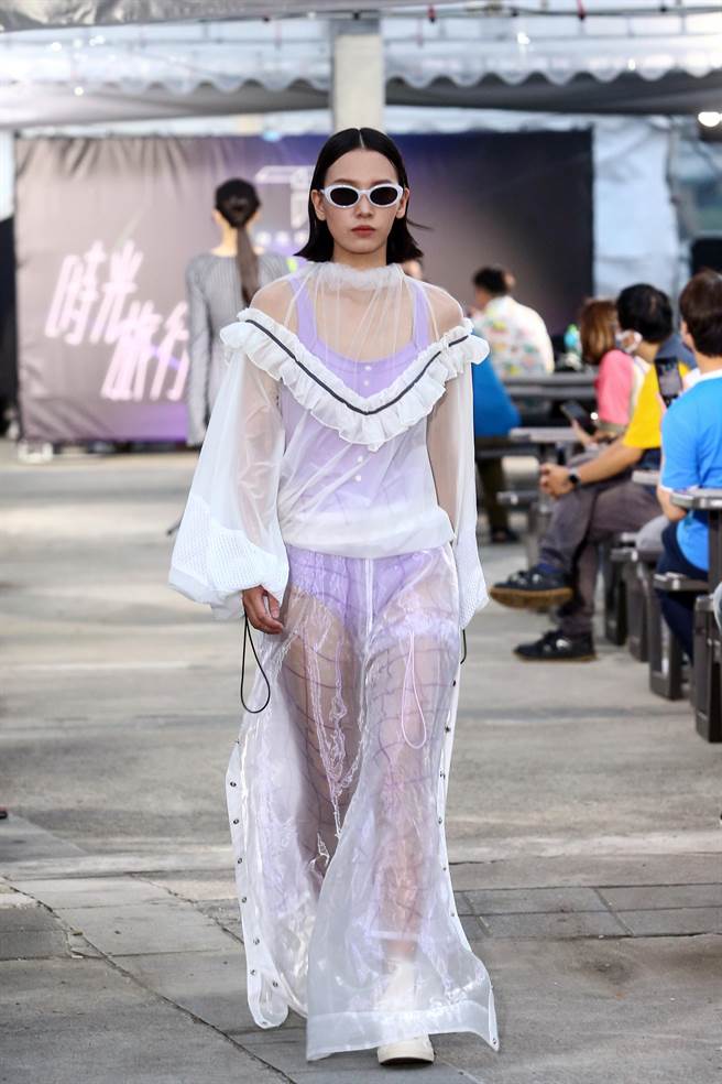 台北好時尚活動，參與的設計師運用性感的設計元素演繹新服飾美學，吸引民眾目光。（鄧博仁攝）
