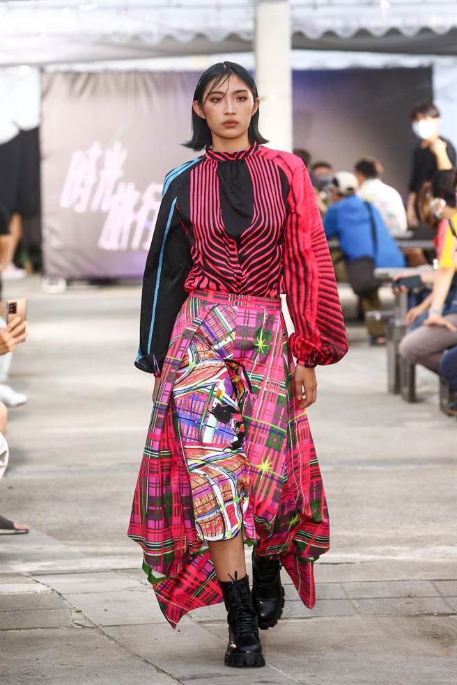 台北好時尚活動，參與的設計師運用拼接設計元素演繹新服飾美學，吸引民眾目光。（鄧博仁攝）