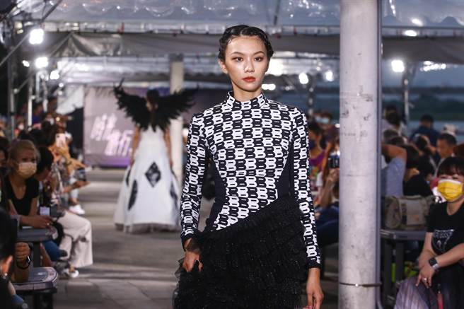 台北好時尚活動，參與的設計師運用拼接設計元素演繹新服飾美學，吸引民眾目光。（鄧博仁攝）