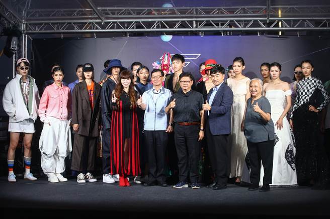 台北好時尚活動，19日晚於大稻埕碼頭進行，時尚CEO溫筱鴻（第一排左三起）、台北市政府彭振聲副市長、產發局局長林崇傑、商業處處長高振源、霞海城隍廟管理人陳文文與伊林模特兒合照。（鄧博仁攝）