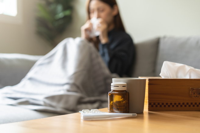 一名女網友因為咳嗽擔心確診傳染同事，沒想到卻被前輩要求「請在本月確診」。（示意圖／shutterstock）