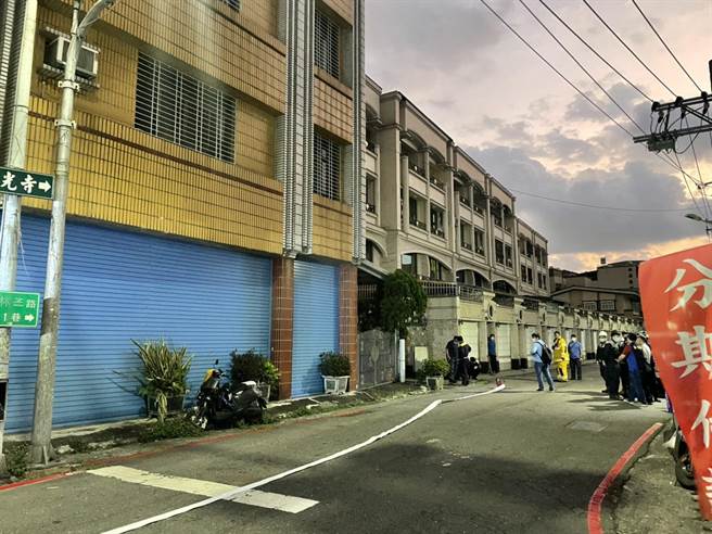 现场拉起封锁线，相关单位进行检测。（洪靖宜摄）