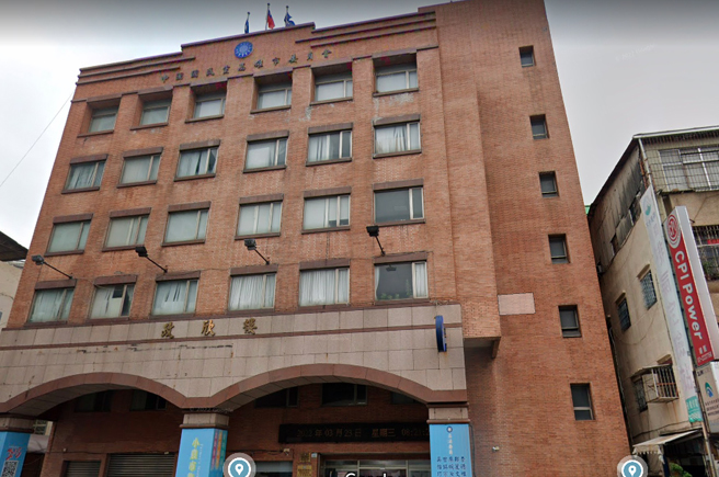 国民党高市议员选战面临脱党、分裂危机，市党部今（22）日指出，有3名议员参选人以无党违纪登记参选，而1名山地原住民区长何忠勇则「跳槽」代表民进党参选茂林区长，上述4人遭到撤销及开除党籍处分。图为国民党高雄市党部。（柯宗纬翻摄）