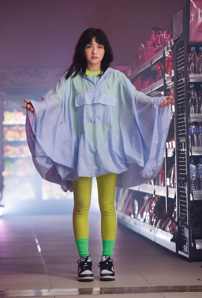 徐佳莹在ＭＶ中变身小飞侠。（亚神音乐提供）