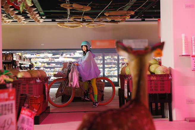 徐佳莹变身小飞侠骑单车，驰骋自然与宇宙。（亚神音乐提供）