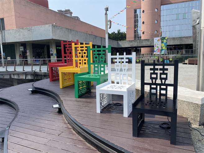 〈五路财神欢喜坐〉，以5张双喜字造型椅由小渐大，呼应活泼节庆氛围。(曹婷婷摄)