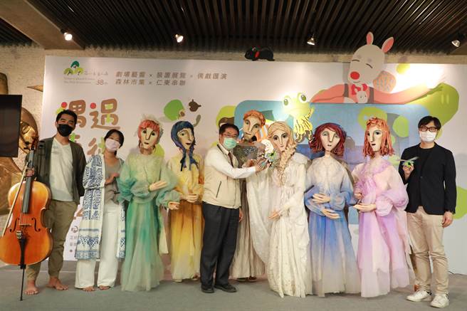 市长黄伟哲（左五）欢迎大家来台南文化中心，享受艺术洗礼。（曹婷婷摄）