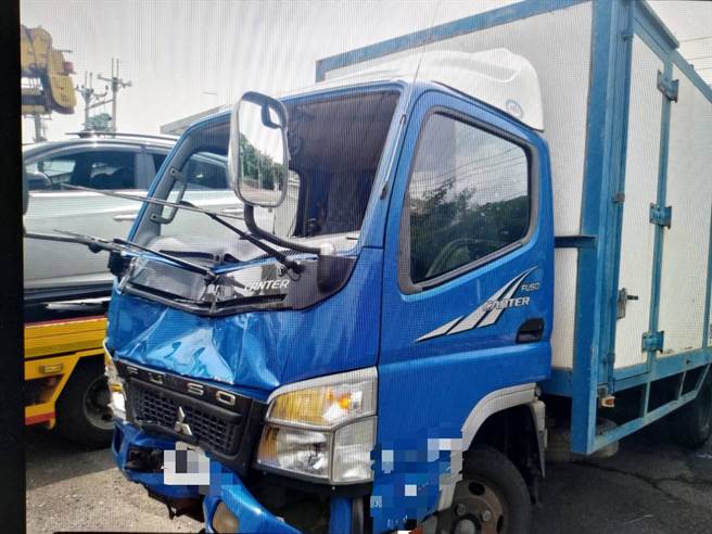 国道1号北上323.8公里今天下午发生3车追撞，起因为最后方车辆未注意车前状态。(警方提供／曹婷婷台南传真)