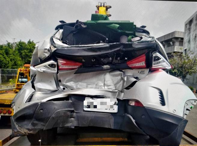 国道1号北上323.8公里今天下午发生3车追撞，起因为最后方车辆未注意车前状态而酿祸。(警方提供／曹婷婷台南传真)