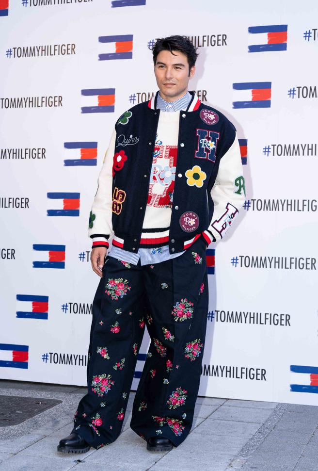 凤小岳身穿Tommy Hilfiger与Richard Quinn的联名胶囊系列，演绎「花花公子」，THxRQ 皮革拼接棒球外套，3万2800元、刺绣标志针织衫1万9800元、刺绣标志长袖衬衫1万5800元、花卉刺绣宽管裤1万5800元、TOMMY HILFIGER切尔西皮革短靴7680元。（吴松翰摄）