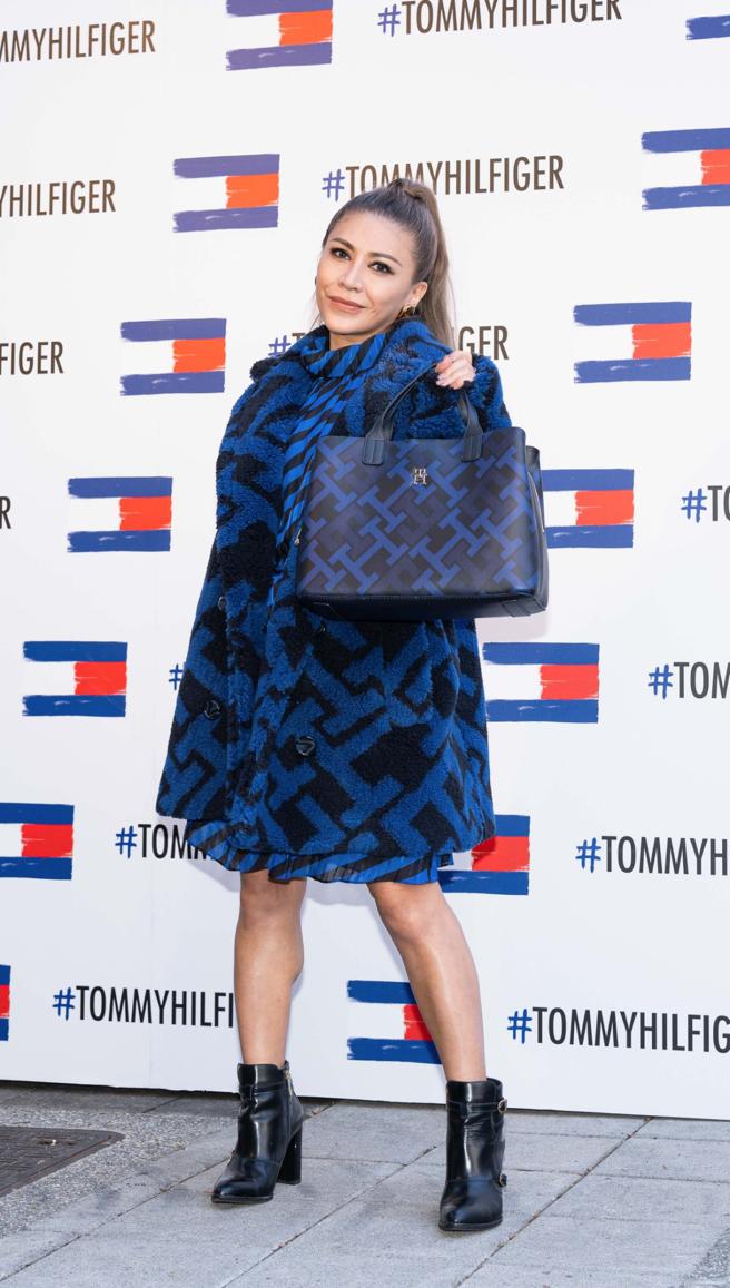 艾怡良出席Tommy Hilfiger快闪店活动，着TH 标志印花毛绒大衣2万4800元、条纹印花短洋装1万5800元、标志印花托特包，7380元。（吴松翰摄）