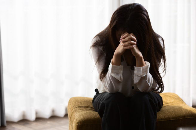 女網友打工被老師強塞500元現金，嚇得不知道該如何是好。（示意圖／shutterstock）