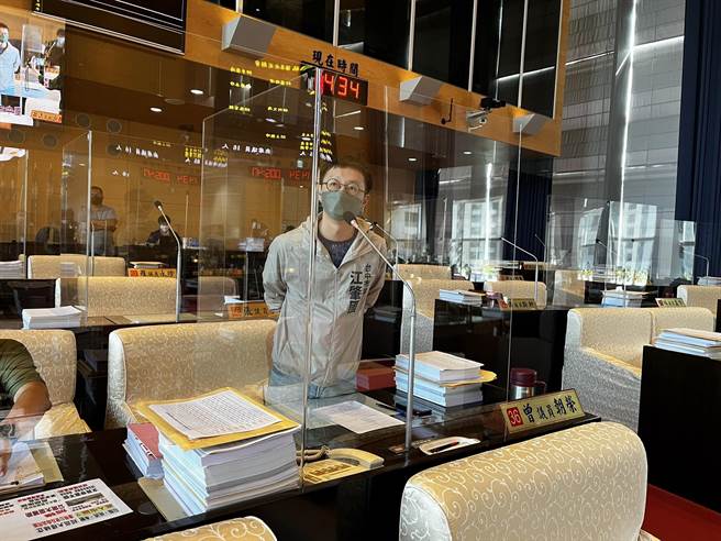 民進黨市議員江肇國22日市政總質詢時指出，今年遴選樂團完全缺乏台中在地爵士樂團，要求市府審視舉辦爵士音樂節的初衷與價值。（江肇國辦公室提供／張亦惠台中傳真）