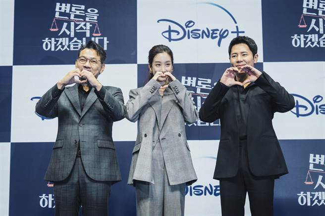 郑进永（左起）、郑丽媛、李奎炯21日出席《争锋相辩》记者会 。（Disney＋提供）