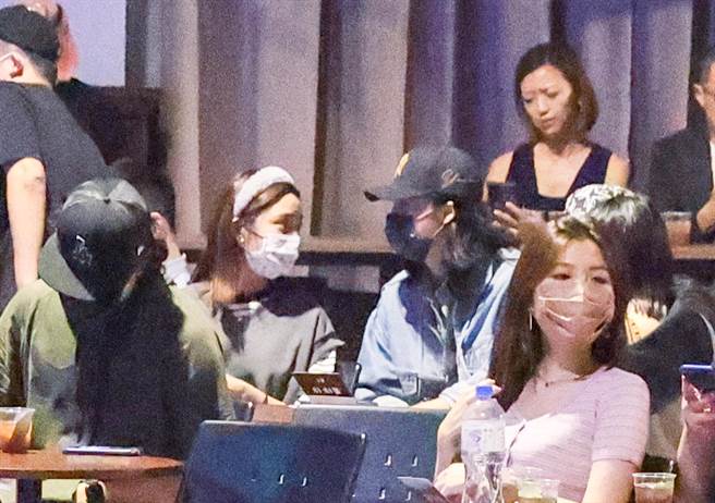 「星二代」情侣檔高隽雅和男友林禹一起看音乐剧。（罗永铭摄）
