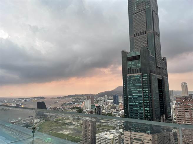 高雄市長陳其邁手機視角拍攝的高雄港落日餘暉。（陳其邁提供）