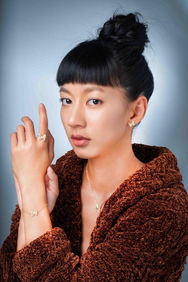 陳妤坦言面對壓力沒有別的辦法，只能努力去解決它。這套造型配戴De Beers蝴蝶玫瑰金鑽石項鍊9萬9000元、蝴蝶鑽石耳釘9萬7000元、蝴蝶鑽石戒指8萬3000元、蝴蝶玫瑰金鑽石手鍊7萬1000元。（攝影石智中，服裝提供Salvatore Ferragamo）