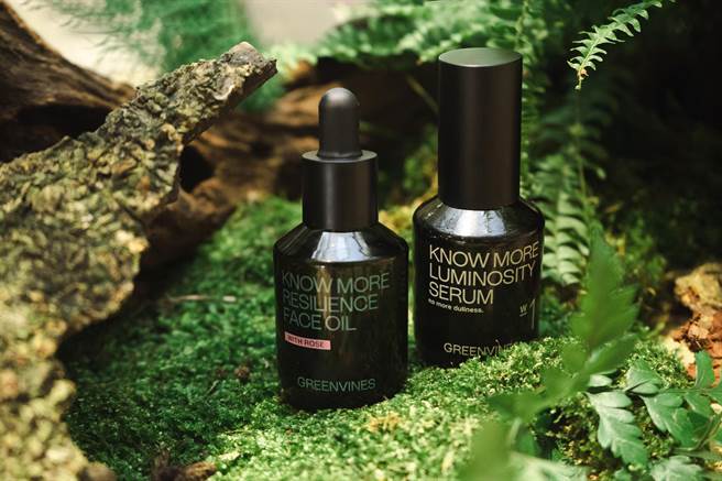 绿藤生机荷包蛋保养法，以「国际绿色美妆大奖」活萃修护精华露、限定珍藏版「绿色海洋精华油Ｘ格拉斯玫瑰」， 30 秒为肌肤打造荷包蛋。（绿藤生机提供）