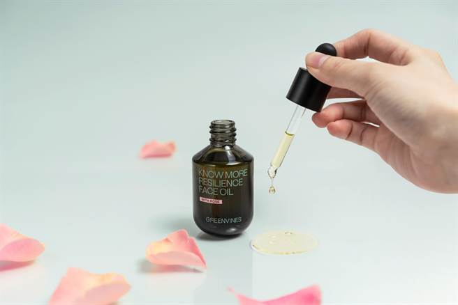 绿藤生机玫瑰绿色海洋精华油限量新品。（绿藤生机提供）