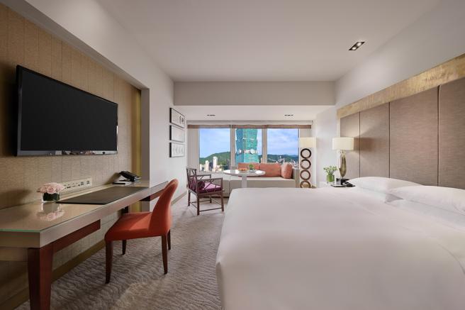 台北君悦酒店32周年住房专案，让房客免费升等101景观客房。（台北君悦酒店提供）