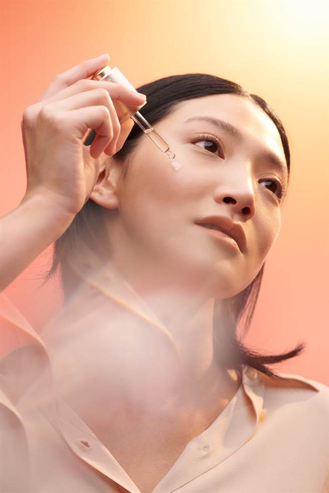 欧舒丹蜡菊赋活极萃油情境照。（欧舒丹提供）