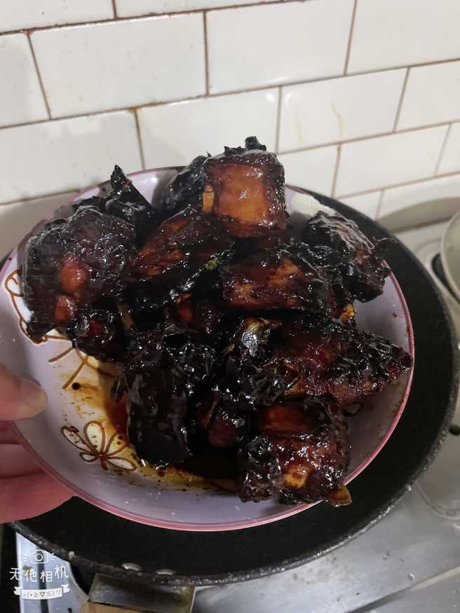 原PO学做糖醋排骨，中间离开了2分钟，回厨房后发现整锅已经烧焦变成木炭，崩溃不已。(图／爆怨公社)