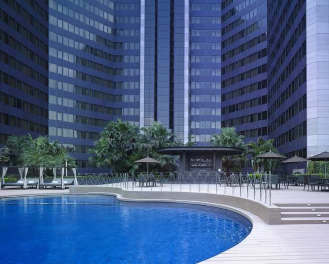 台北君悦酒店欢庆32周年，推出食宿优惠；图为酒店户外温水泳池。（台北君悦酒店提供）
