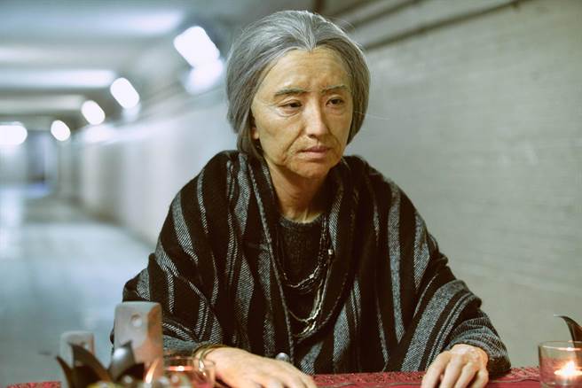 柯佳嬿首化老妆，定妆得五小时，化妆又再花五小时。（三凤制作提供）